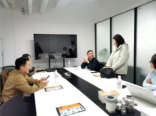 國外客戶來訪我司，深度交流外貼液位計與雷達水位計技術